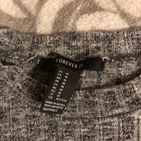 Forever 21 mock neck crop top - Picture 3 of 3